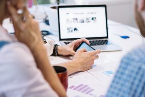 personas-que-trabajan-telefonos-inteligentes-portatiles